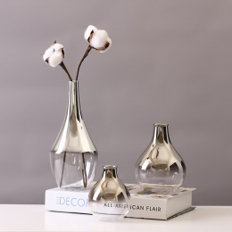 Elegancki nowoczesny szklany wazon w klasycznym kształcie oryginalnie malowany srebrną metaliczną farbą ombre na kwiaty