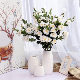 Elegancki klasyczny biały wazon ceramiczny w nowoczesnym minimalistycznym kształcie gładki na bukiety kwiatów