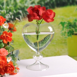 Dekoracyjny nowoczesny przezroczysty szklany wazonik na nóżce w kształcie uroczego serca na małe kwiatki