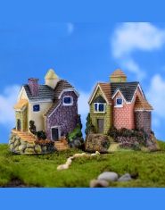 Dekoracyjny miniaturowy kolorowy domek wykonany z żywicy ręcznie malowany ozdobny do mikroogrodu