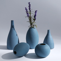 Eleganckie kolorowe wazony ceramiczne w nowoczesnym minimalistycznym kształcie niebieskie brązowe szare