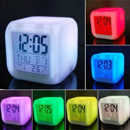 Wielofunkcyjny 7 LED zmieniające kolor cyfrowy budzik zegar z datą termometr z alarmem pulpit tabela Cube budzik noc świecące