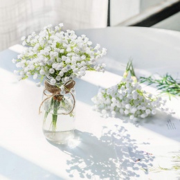 Wiosenne sztuczne kwiatki dekoracyjna gipsówka w białym kolorze jak żywa idealna na przyjęcie weselne komunijne