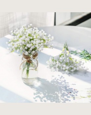 Wiosenne sztuczne kwiatki dekoracyjna gipsówka w białym kolorze jak żywa idealna na przyjęcie weselne komunijne