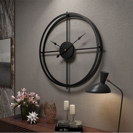 Dekoracyjny duży okrągły metalowy zegar ścienny w nowoczesnym stylu elegancki wiszący minimalistyczny kolor czarny złoty