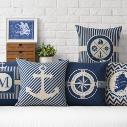 Dekoracyjne bawełniane poszewki na poduszkę w marynarskim stylu kotwice statki kompasy w biało niebieskiej kolorystyce