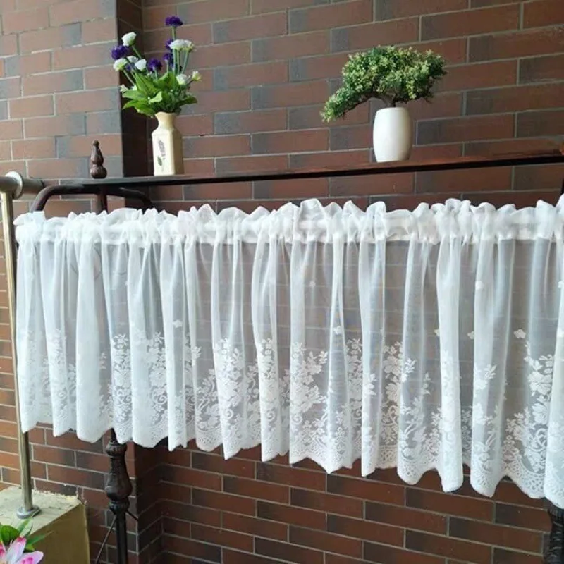 Białe koronkowe firanki w stylu europejskim – krótkie do kuchni Biały
