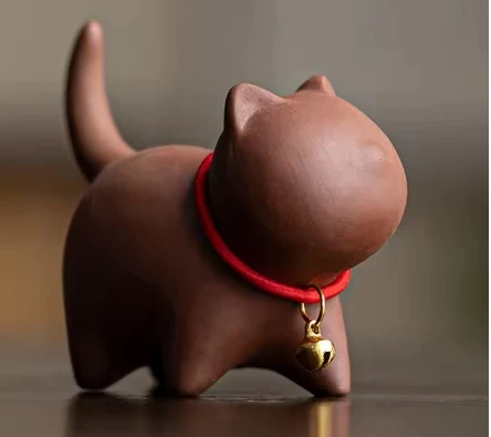 Ceramiczna figurka kota do herbaty z fioletowej gliny Jasnoszary