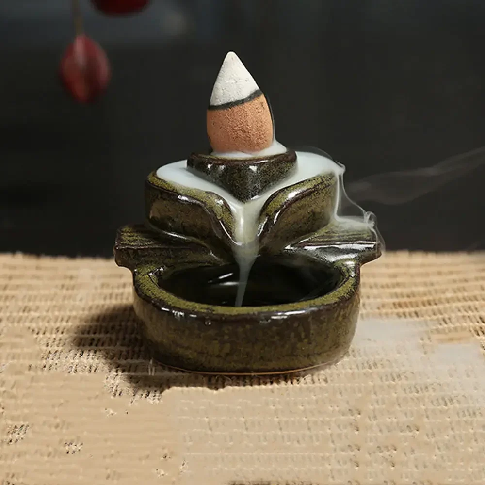 Ceramiczna kadzielnica backflow Budda i wodospad — mini fontanna