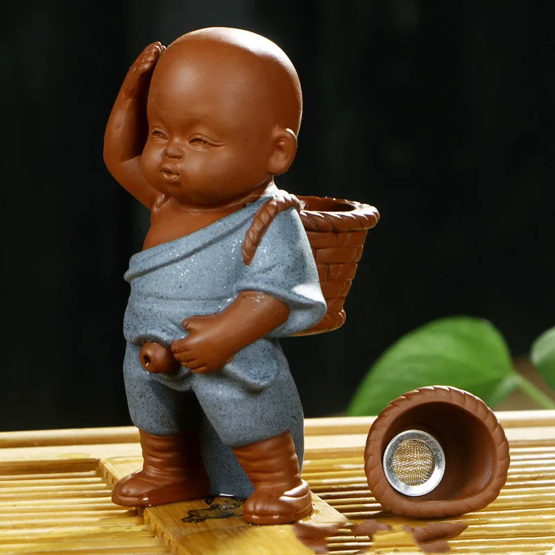 Ceramiczne sitko do herbaty z figurką mnicha — ozdoba zestawu Burgundia
