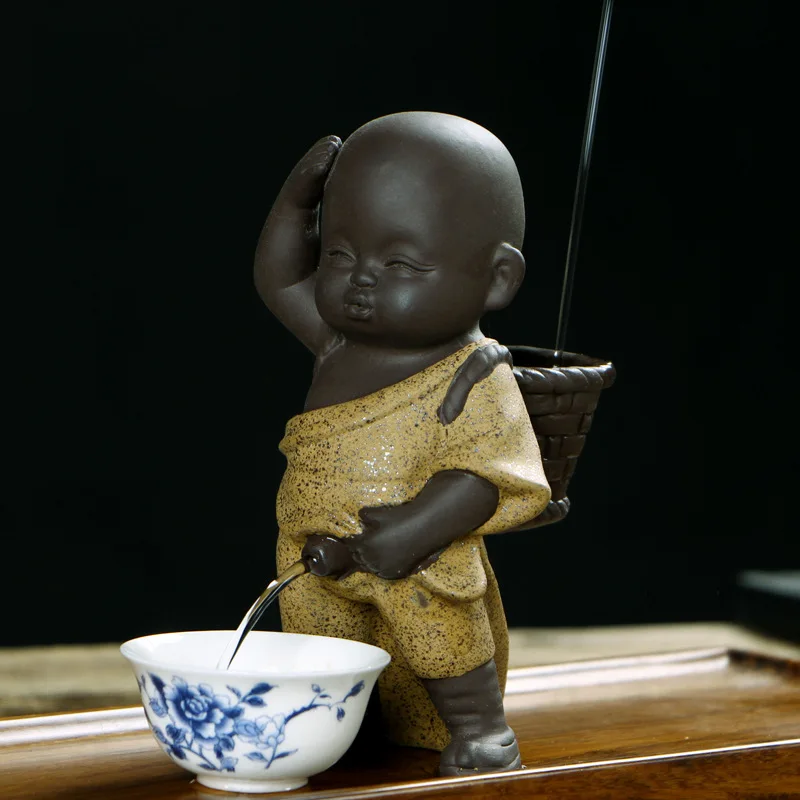 Ceramiczne sitko do herbaty z figurką mnicha — ozdoba zestawu Ciemnoszary