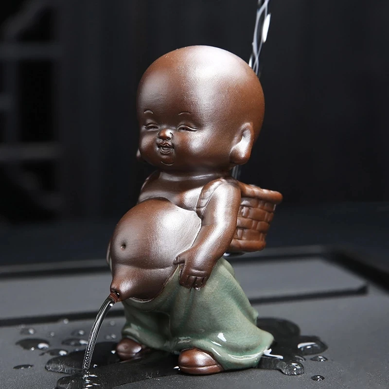 Ceramiczne sitko do herbaty z figurką mnicha — ozdoba zestawu Khaki