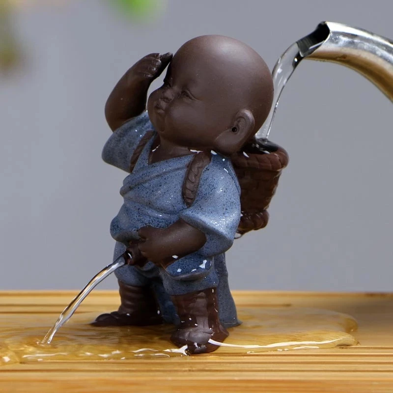 Ceramiczne sitko do herbaty z figurką mnicha — ozdoba zestawu Jasnoszary