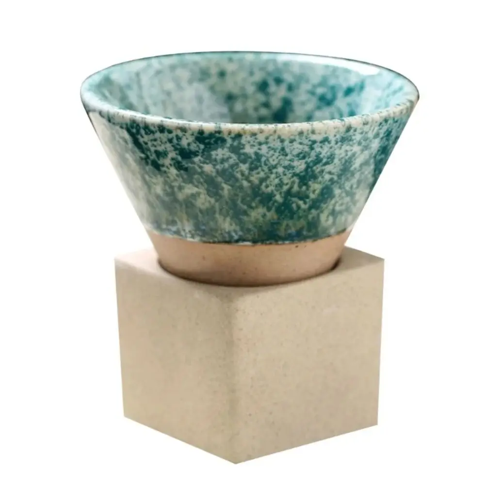Ceramiczny kubek do kawy i herbaty w kształcie stożka z podstawką 100 ml Jasnoszary