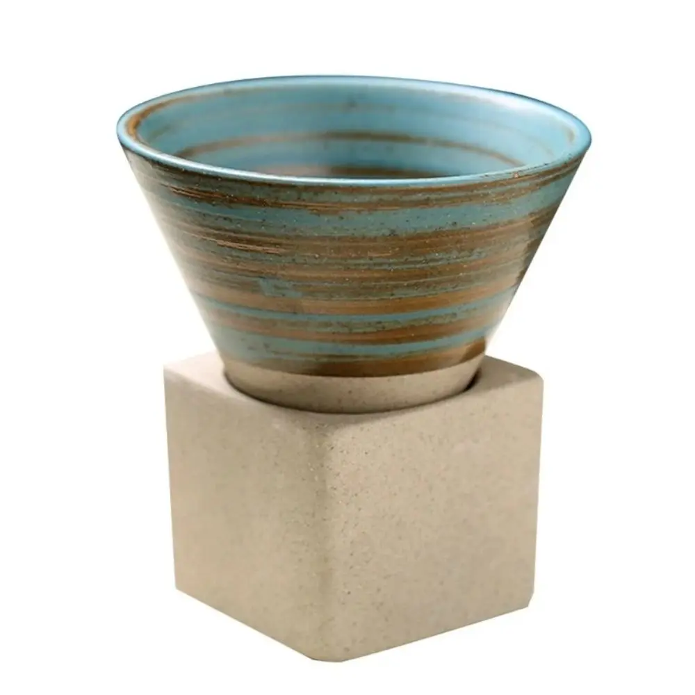 Ceramiczny kubek do kawy i herbaty w kształcie stożka z podstawką 100 ml Jasnożółty