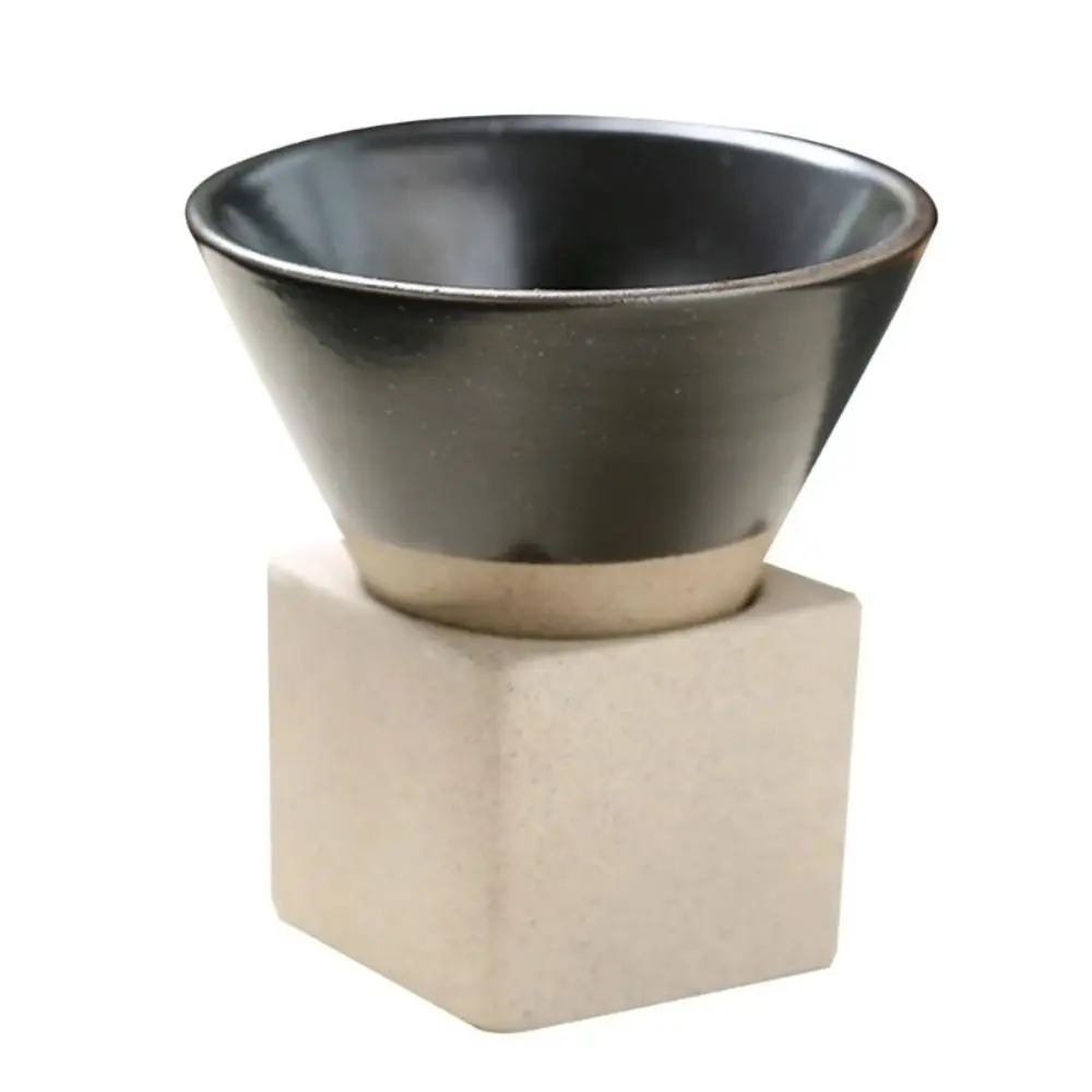 Ceramiczny kubek do kawy i herbaty w kształcie stożka z podstawką 100 ml Jasny