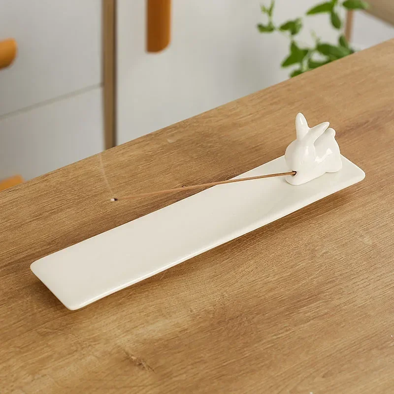 Ceramiczny uchwyt na kadzidła - kot i królik Zielony