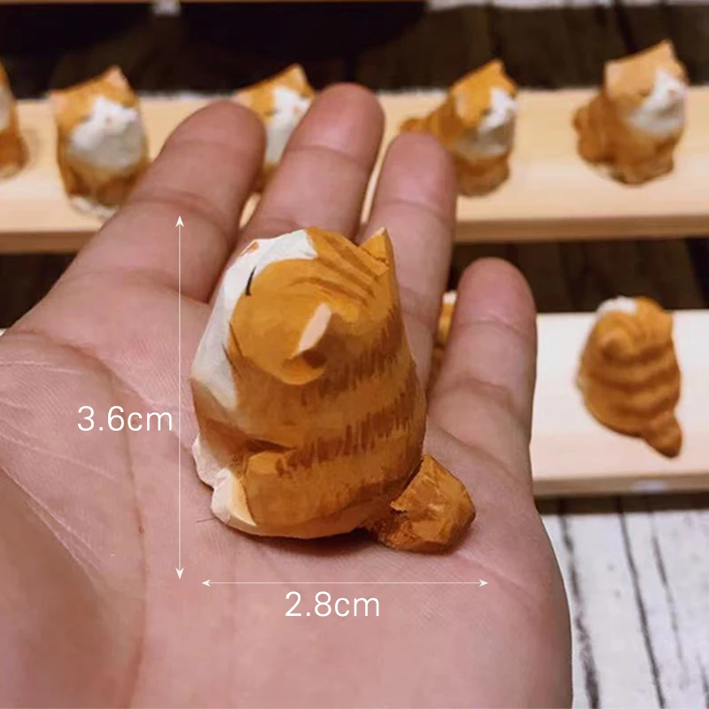 Rzeźbiona drewniana figurka kota — mini posąg na biurko Jasnoszary