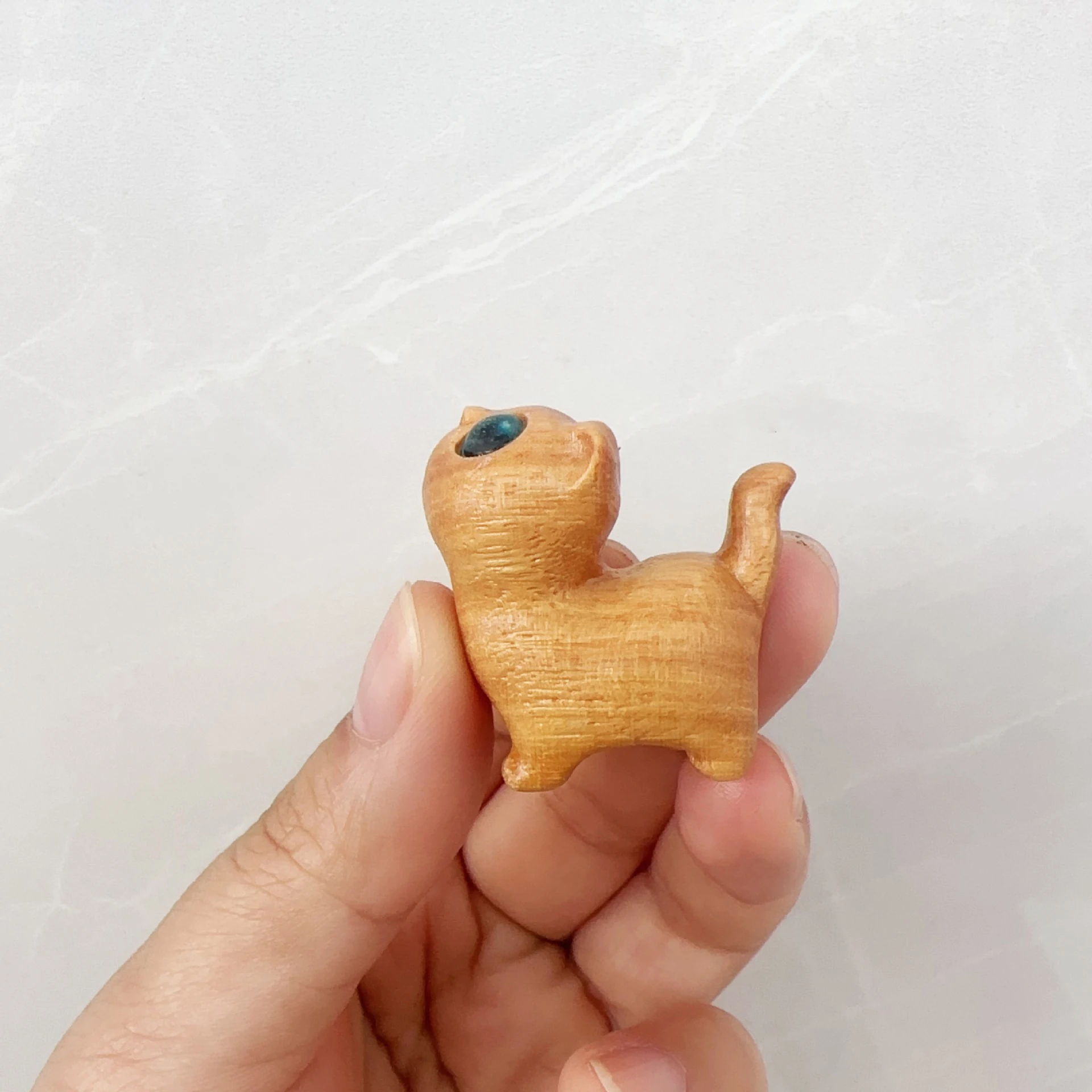 Drewniana statuetka kota - dekoracja domu Jasnożółty