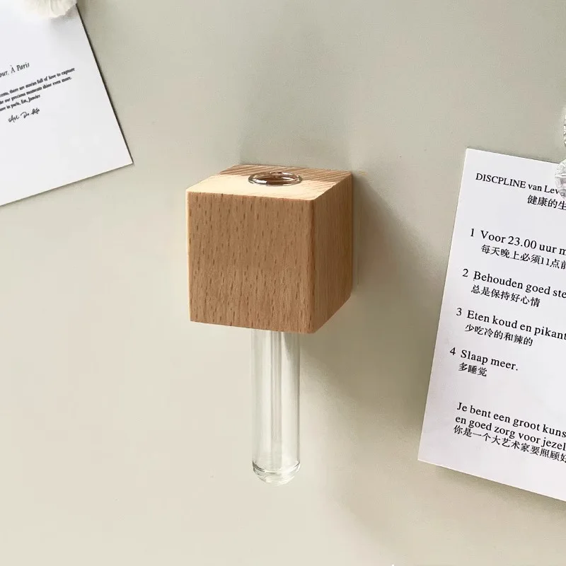 Drewniany wazon-probówka na magnes do lodówki z roślinami wodnymi żółty