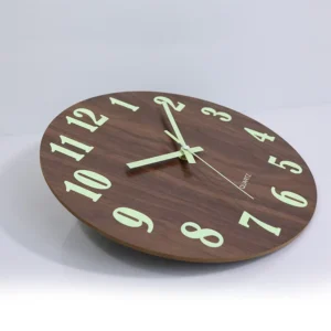 Drewniany zegar ścienny świecący w ciemności – cichy nordycki 30 cm Biały