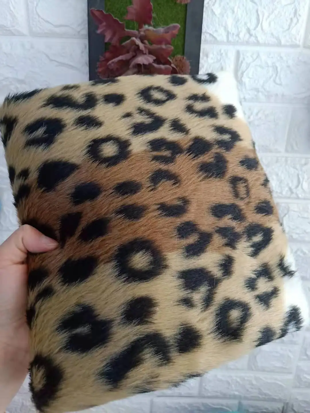 Dywan z nadrukiem zwierzęcym — wzory skóry krowy, leoparda i zebry żółty