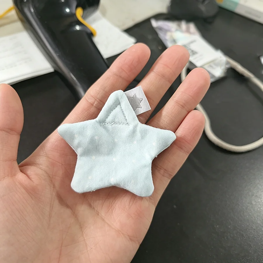 Materiałowe etui na słuchawki douszne z japońskim wzorem gwiazd Niebieski