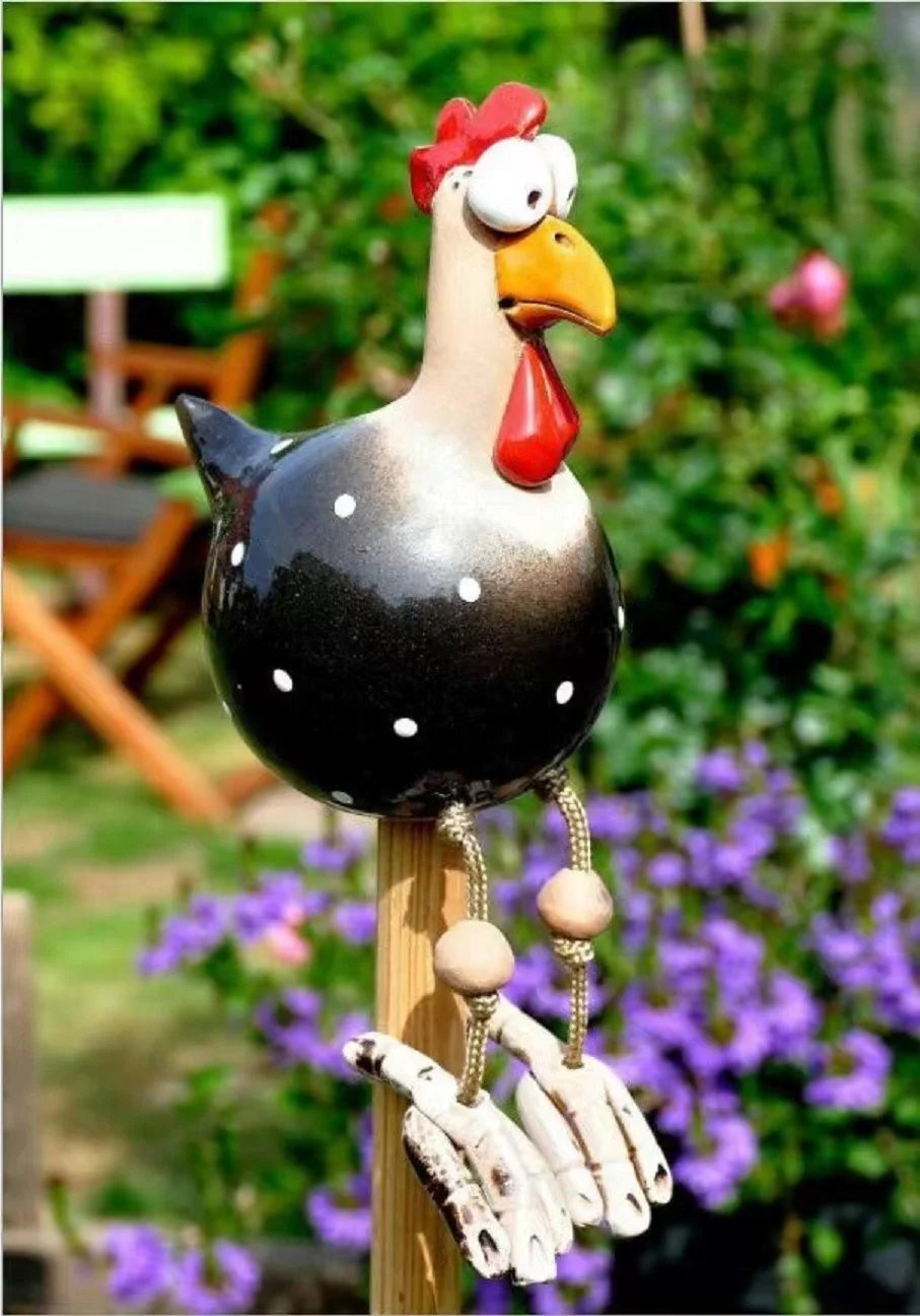 Figurka żywiczna kurczaka z dużymi oczami do ogrodu i na podwórko Armijna zieleń