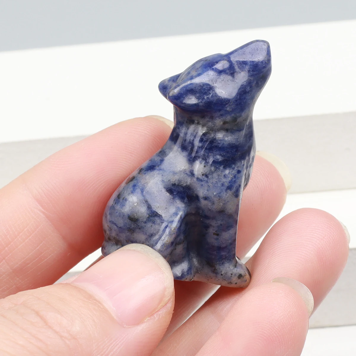 Figurka wilka z naturalnego kamienia ozdoba biurka śliwka