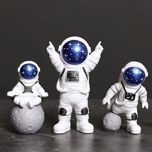 Figurki astronautów – zestaw 4 miniatur do dekoracji biurka i stołu Khaki
