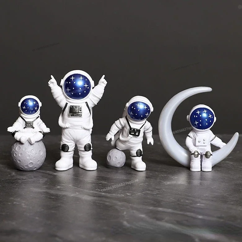 Figurki astronautów – zestaw 4 miniatur do dekoracji biurka i stołu Jasnoszary