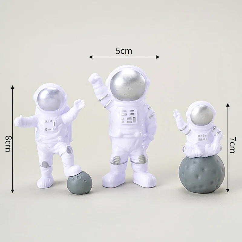 Figurki astronautów – zestaw 4 miniatur do dekoracji biurka i stołu Jasny