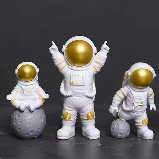 Figurki astronautów – zestaw 4 miniatur do dekoracji biurka i stołu śliwka