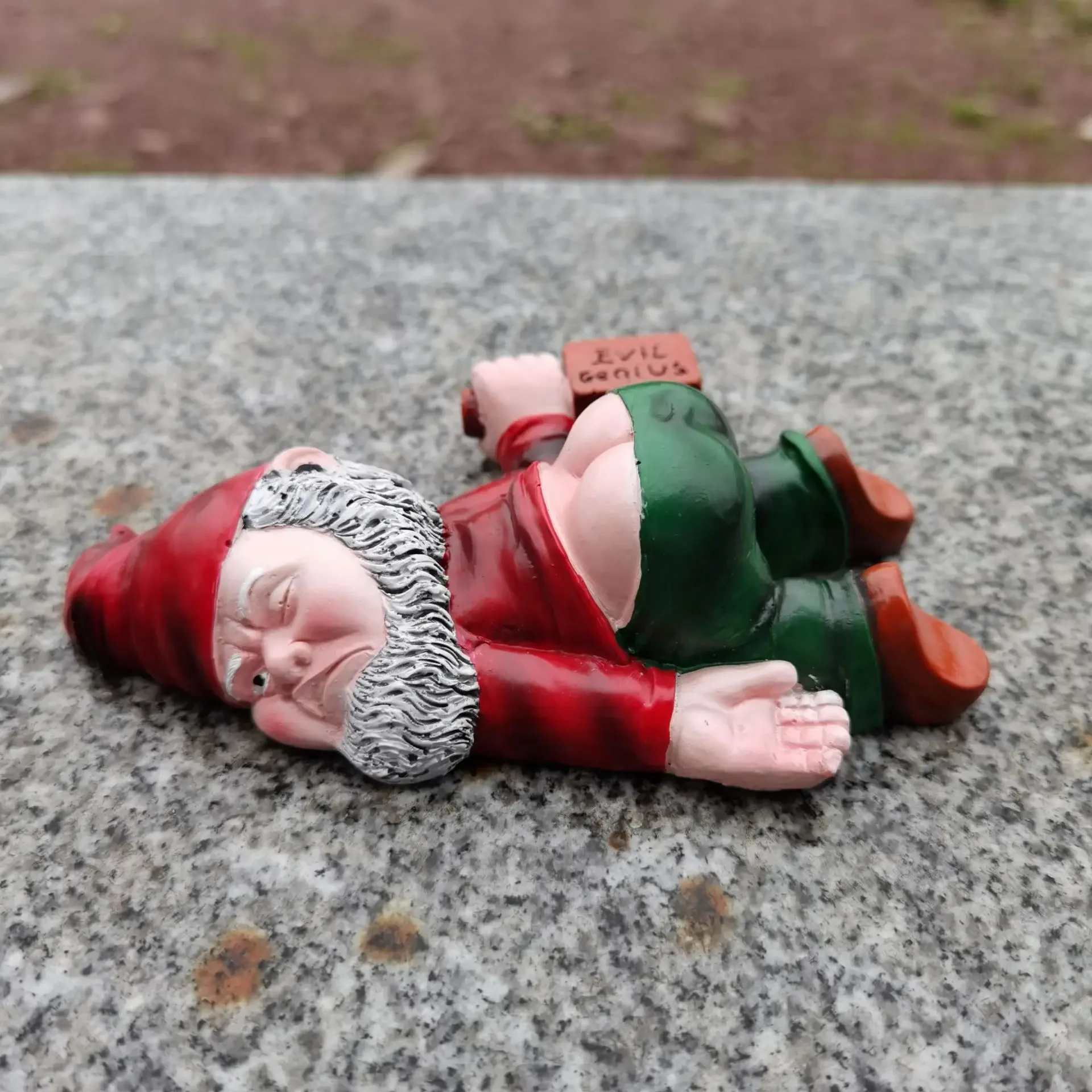 Figurki pijanych krasnali ogrodowych 15 cm Czerwony