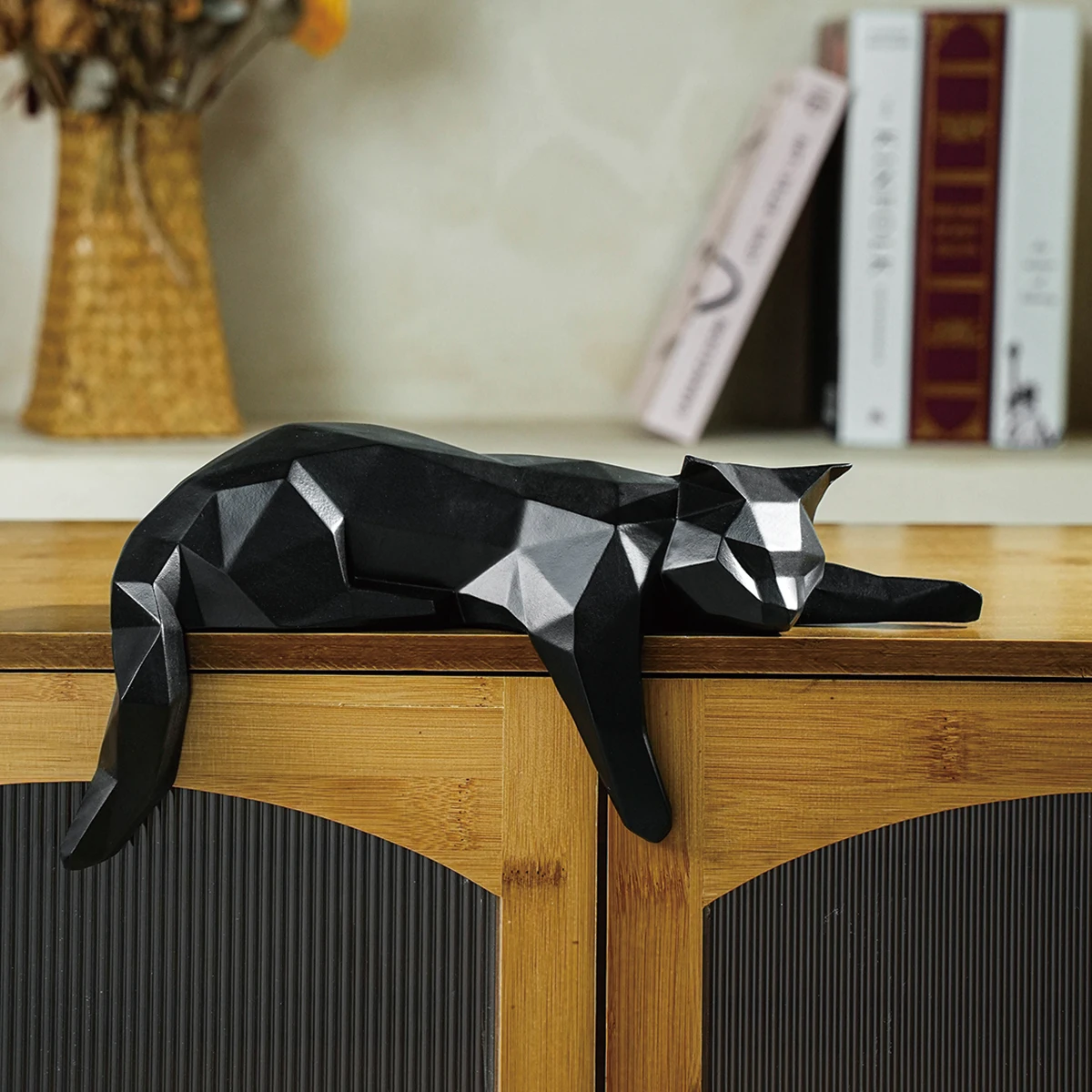 Geometryczna figurka leżącego kota - rzeźba na półkę Czarny