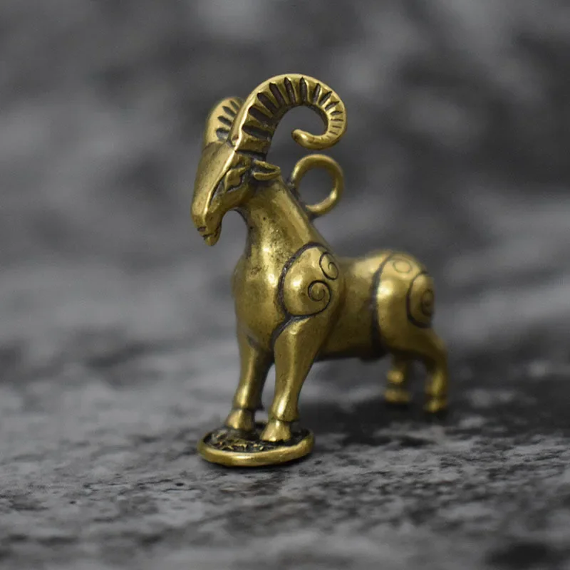 Geometryczna metalowa figurka jelenia – mosiężna rzeźba w stylu retro Jasnoszary