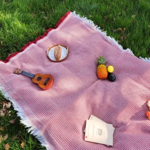 Koc piknikowy bawełniany z pomponami do ogrodu Różowy