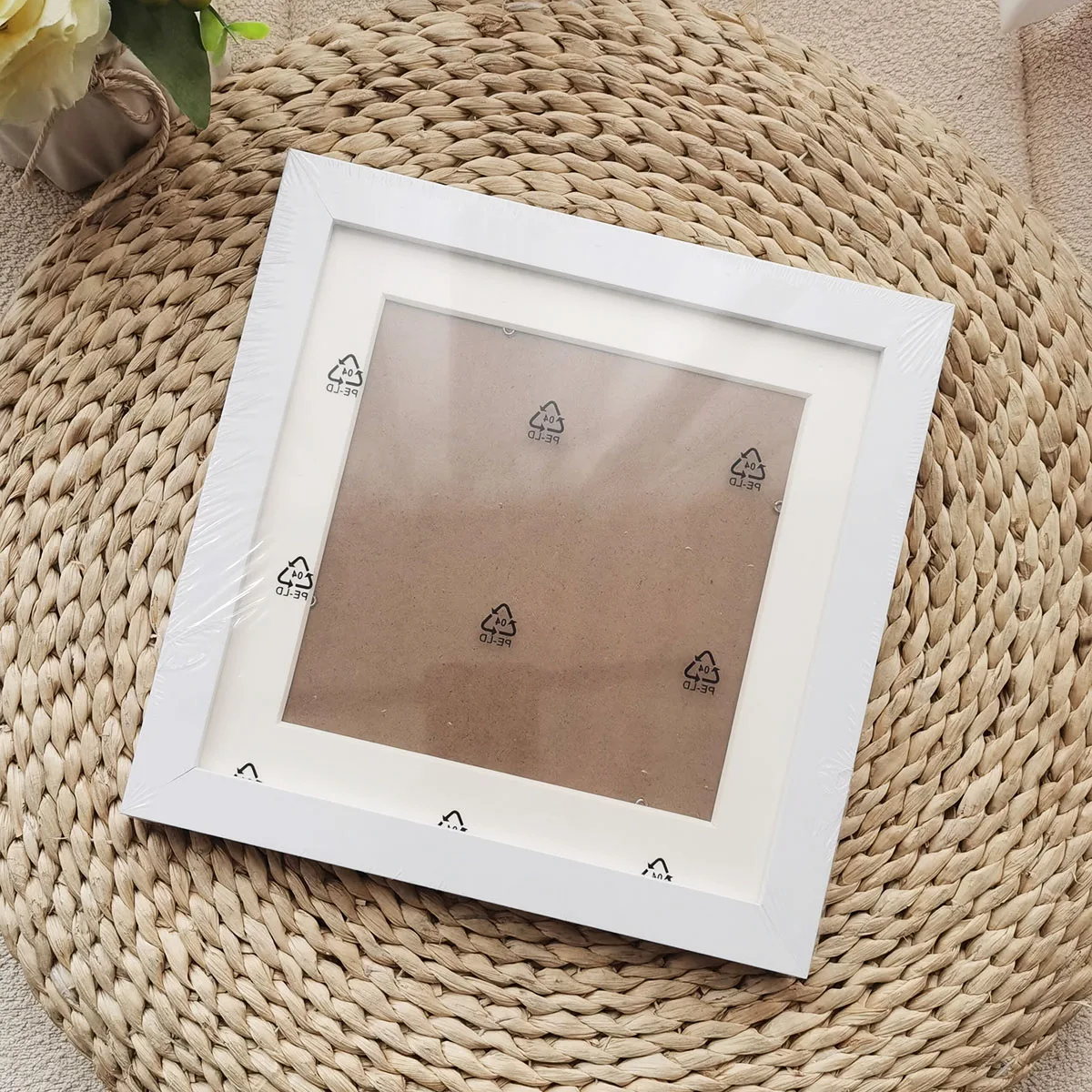 Kwadratowa drewniana ramka 20x20 z passe-partout do ściany lub stołu Biały