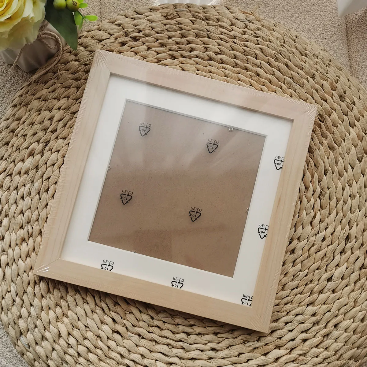 Kwadratowa drewniana ramka 20x20 z passe-partout do ściany lub stołu Czerwony