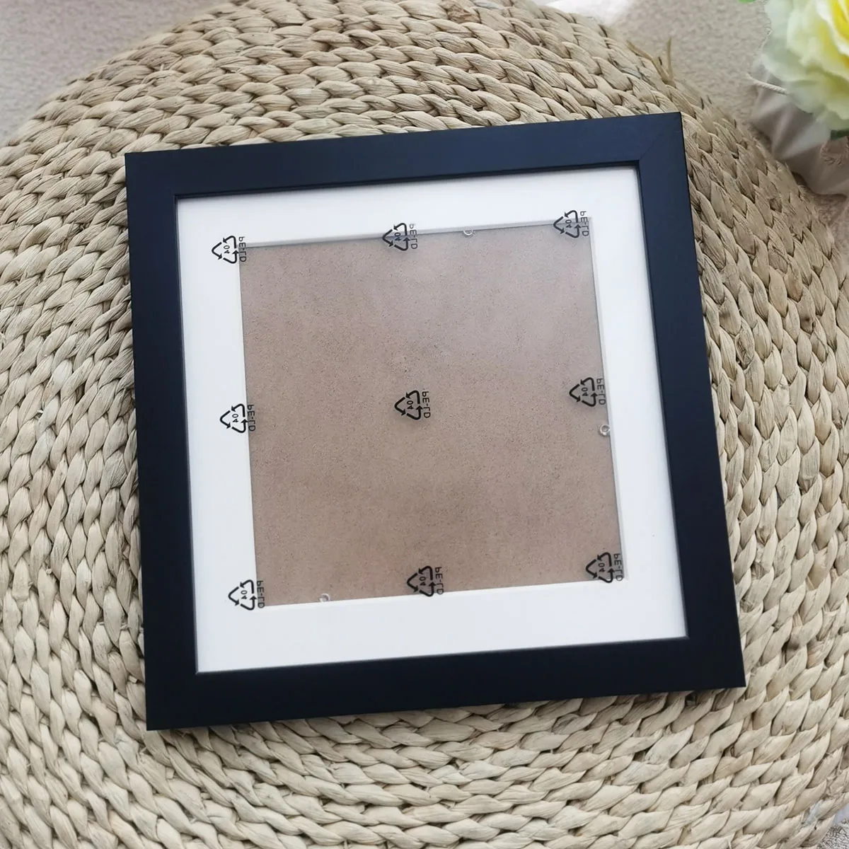 Kwadratowa drewniana ramka 20x20 z passe-partout do ściany lub stołu żółty