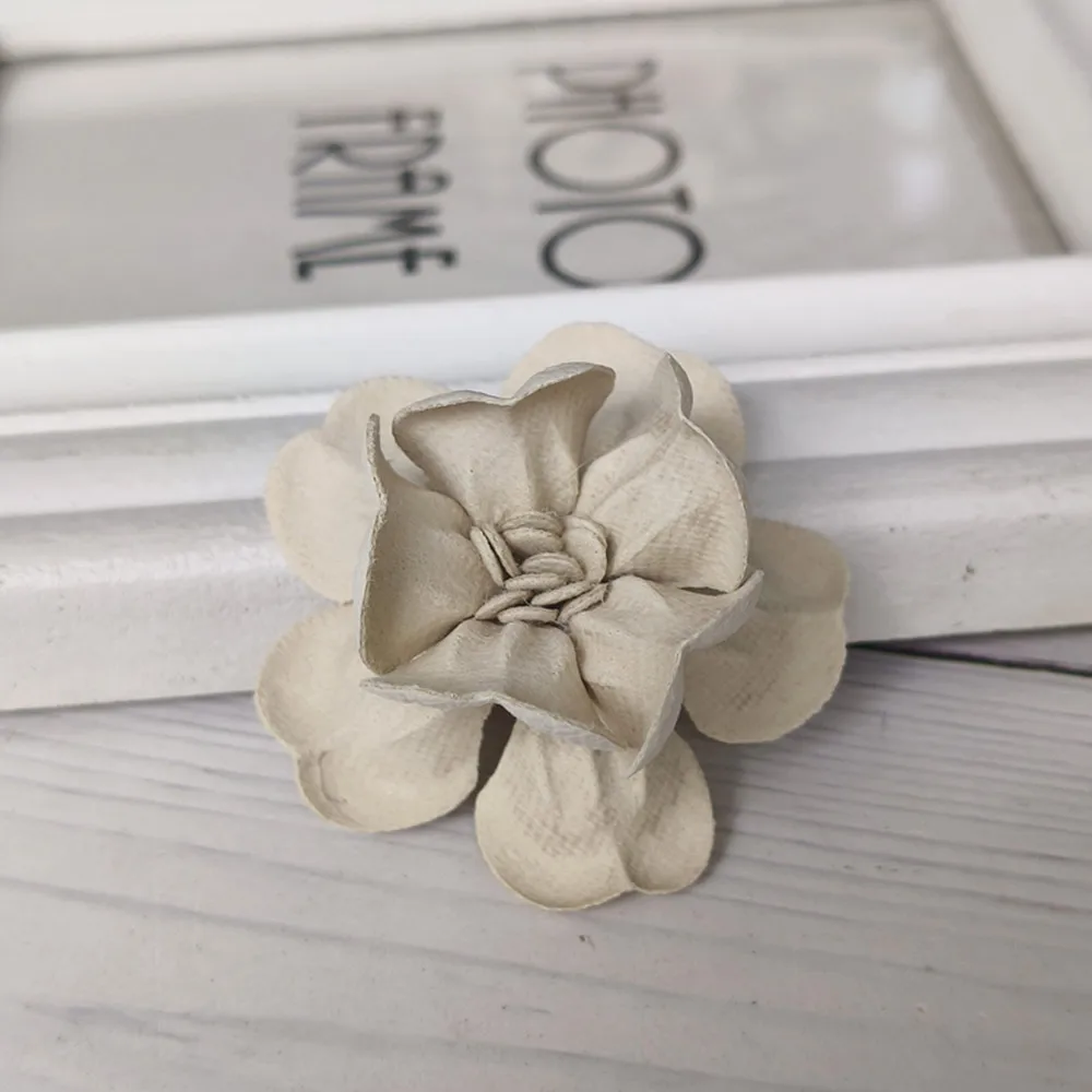 Kwiatowe główki 3D z tkaniny do dekoracji i rękodzieła — 5 sztuk Młynowa biała