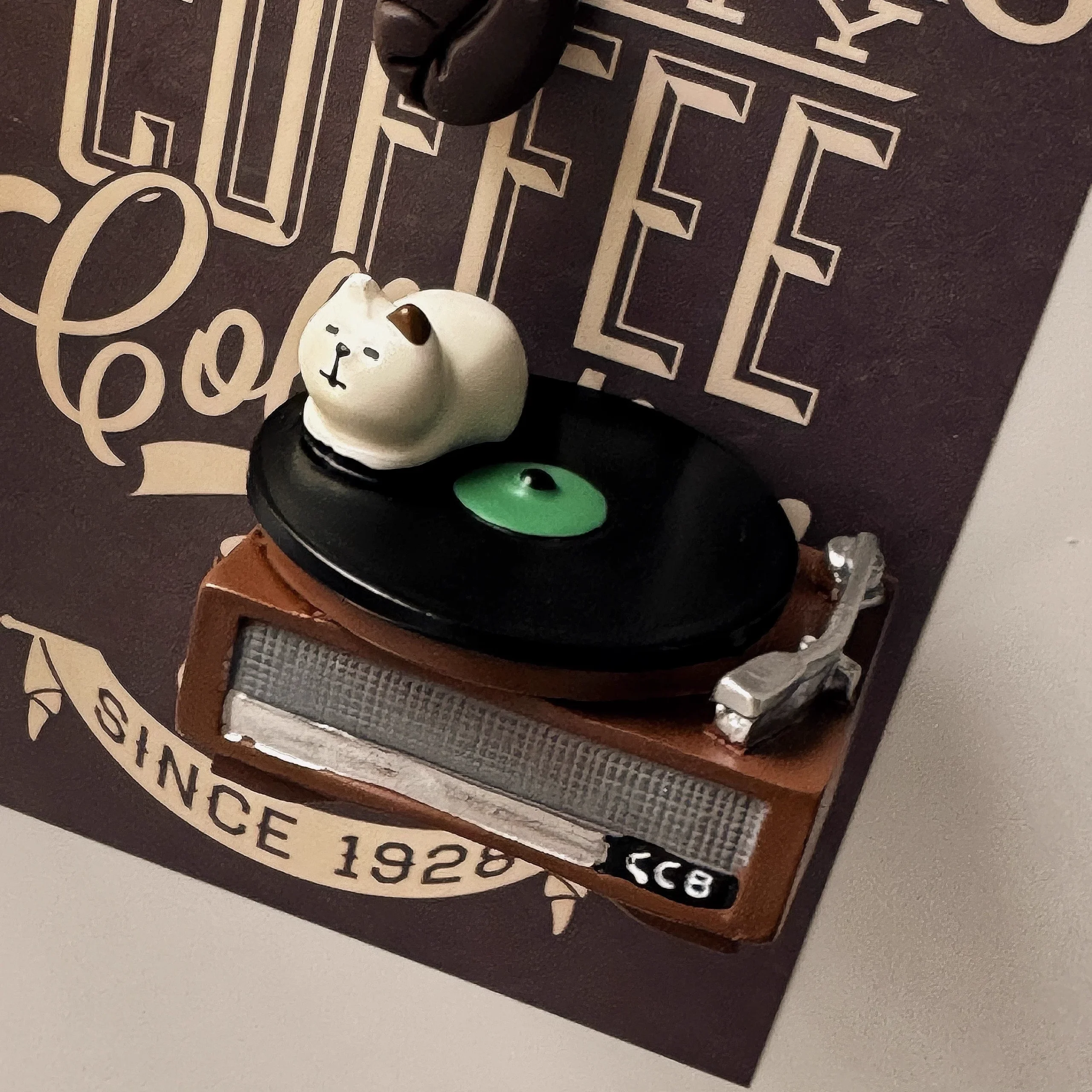 Magnes na lodówkę retro gramofon i kotek miniaturowa dekoracja domu Burgundia
