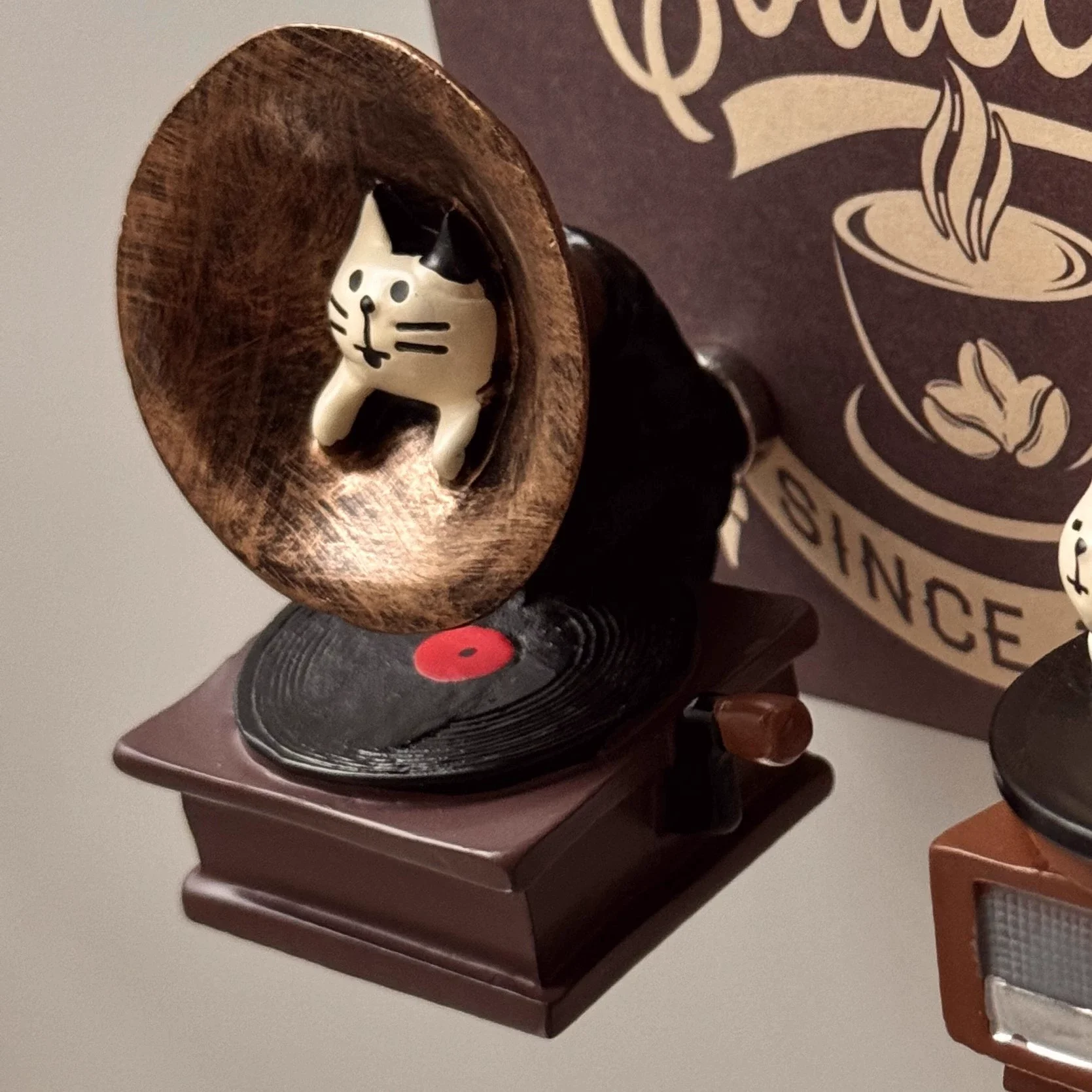 Magnes na lodówkę retro gramofon i kotek miniaturowa dekoracja domu Fioletowy