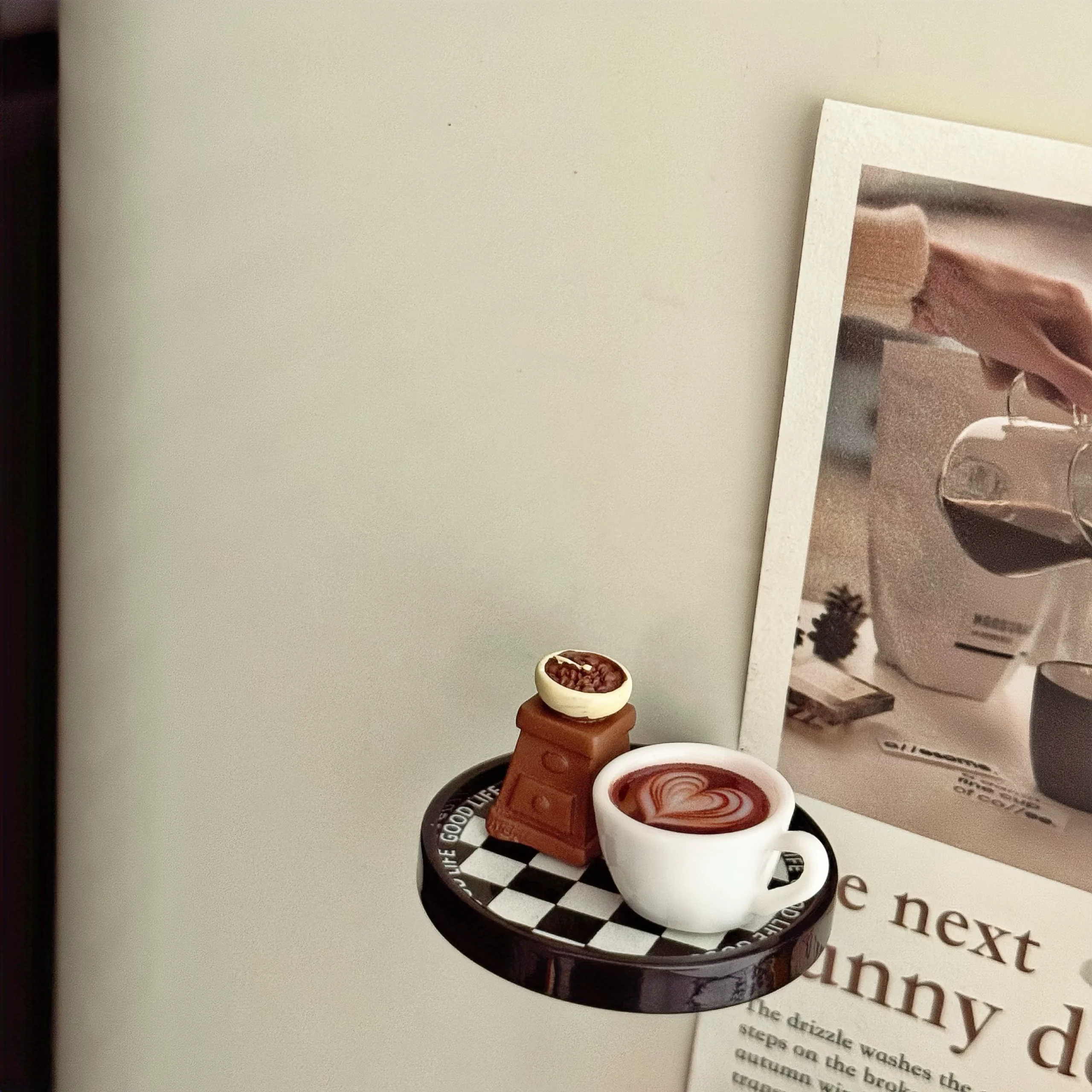 Magnesy na lodówkę w kształcie miniatury kawiarni — zestaw dekoracyjny Czerwony