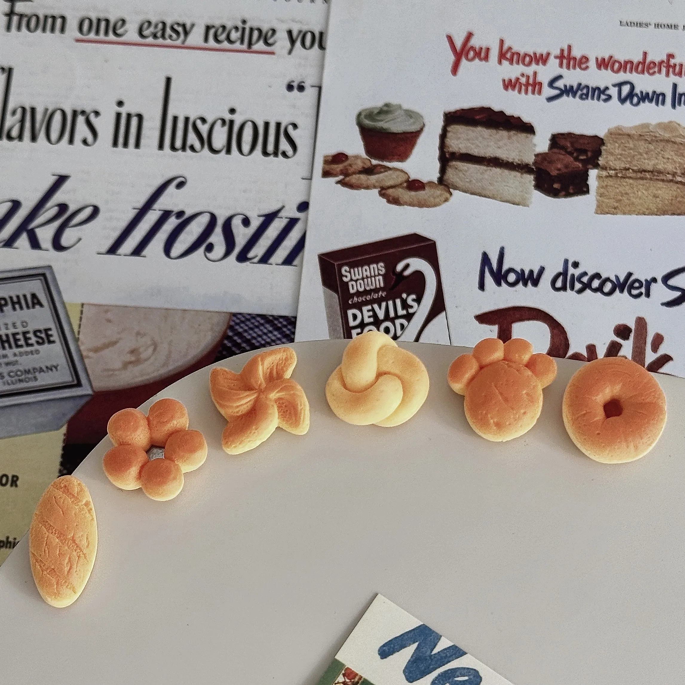 Magnesy na lodówkę w kształcie miniatury kawiarni — zestaw dekoracyjny Niebieski