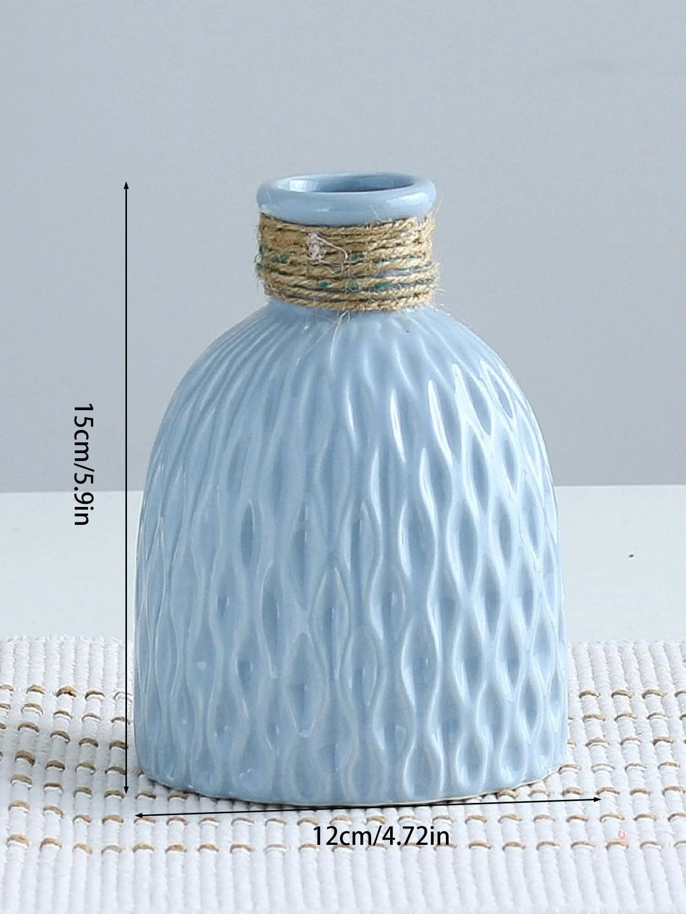Mały ceramiczny wazon na kwiaty — niebieski, nowoczesny, teksturowany Niebieski