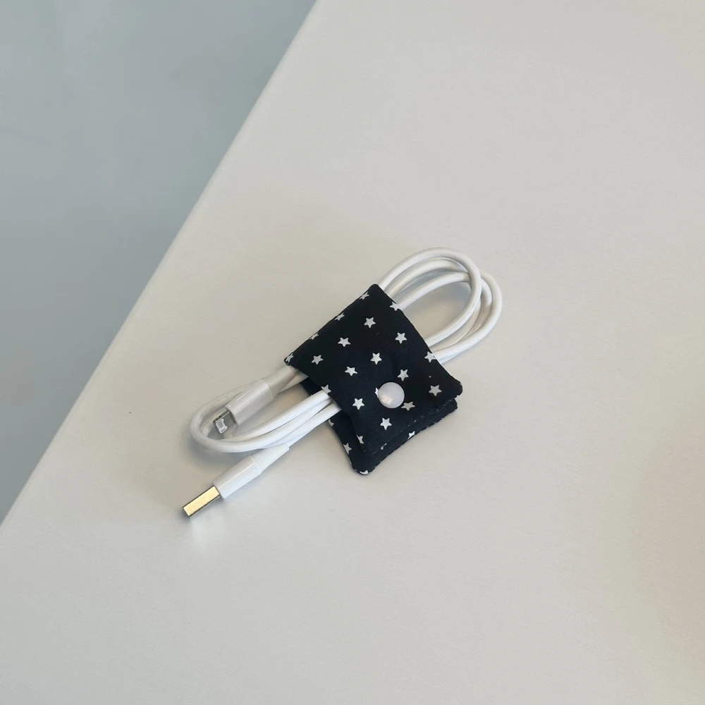 Materiałowe etui na słuchawki i kabel, wzór Y2K Czarny