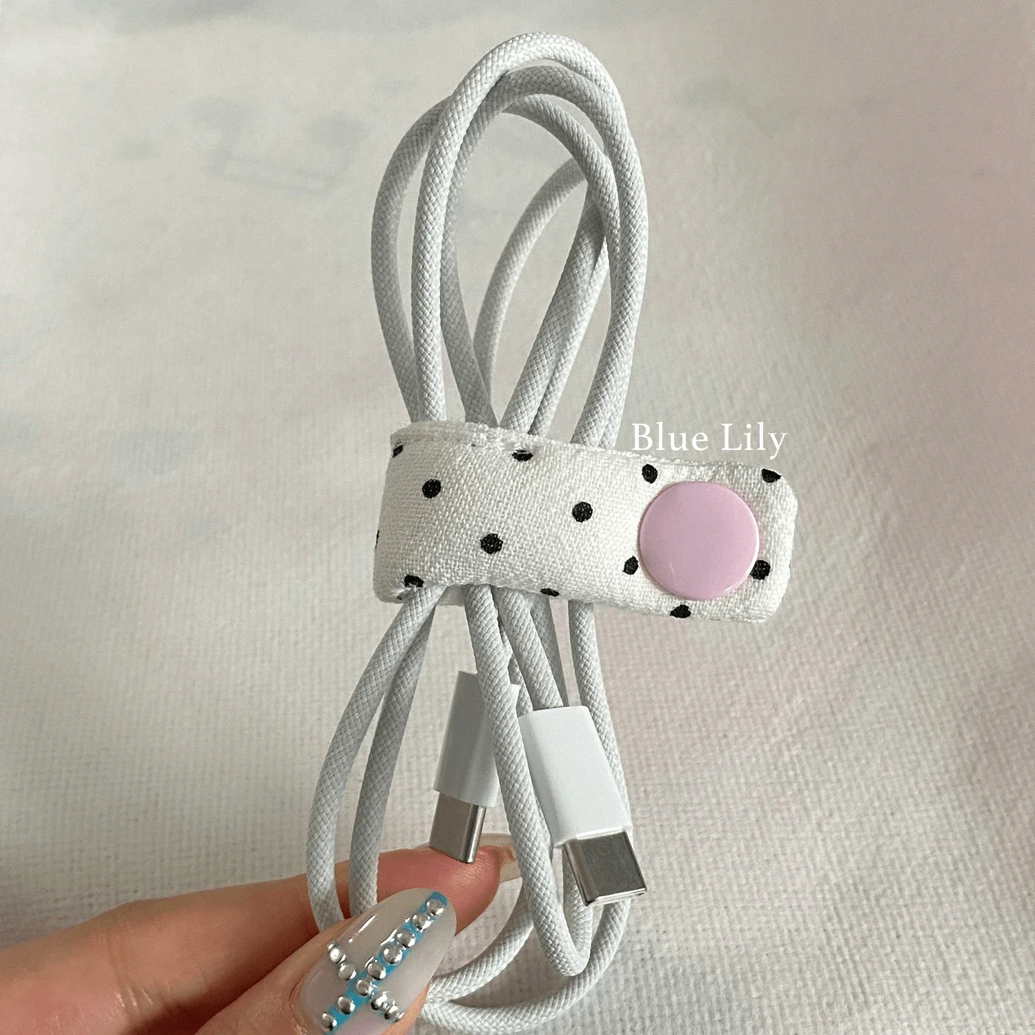 Materiałowy organizer na kable słuchawek i ładowarek — styl INS Wielo