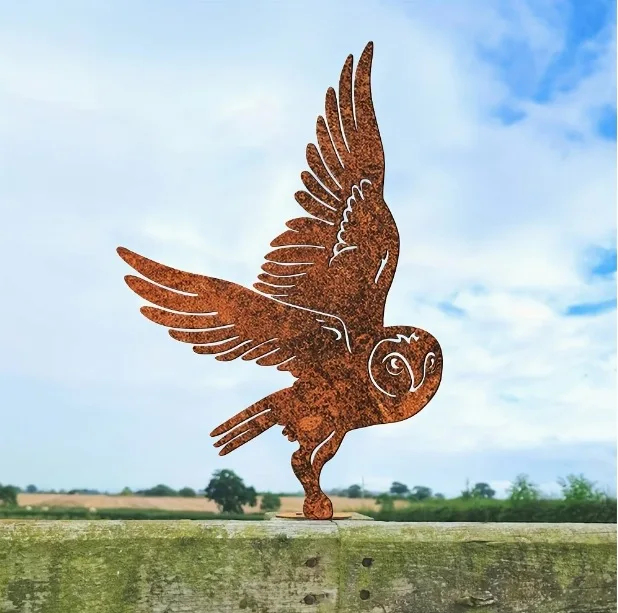 Metalowa figurka sowy w stylu retro rdzawy — dekoracja ogrodu i podwórka Róża