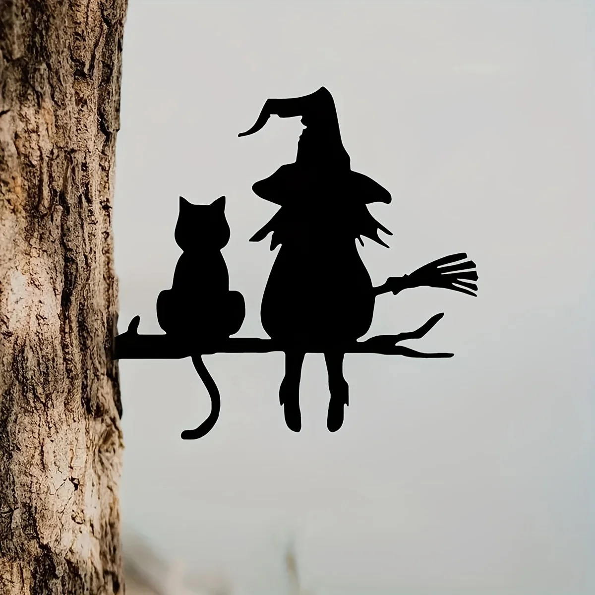 Metalowa sylwetka kota i czarownicy na Halloween — dekoracja ogrodowa Czarny